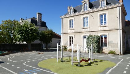 bâtiment de l'ecole maternelle avec ses jeux