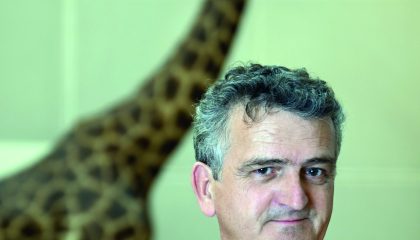 Historien de formation, écrivain de profession, Dunkerquois d’origine, Toulousain d’adoption, passionné de littérature et d’ornithologie, Pascal Dessaint fait entendre sa voix dans le roman noir français depuis près de trente ans. L’auteur de Bouche d’ombre, prix Mystère de la critique en 1997 et Du bruit sous le silence, Grand prix de littérature policière en 2000, vient de signer le recueil de nouvelles Le malheur prend son temps et publiera en septembre Une femme sauvage, récit naturaliste autour de cette jeune femme qui a tourné le dos à la civilisation pour vivre quinze ans dans les bois des Cévennes.